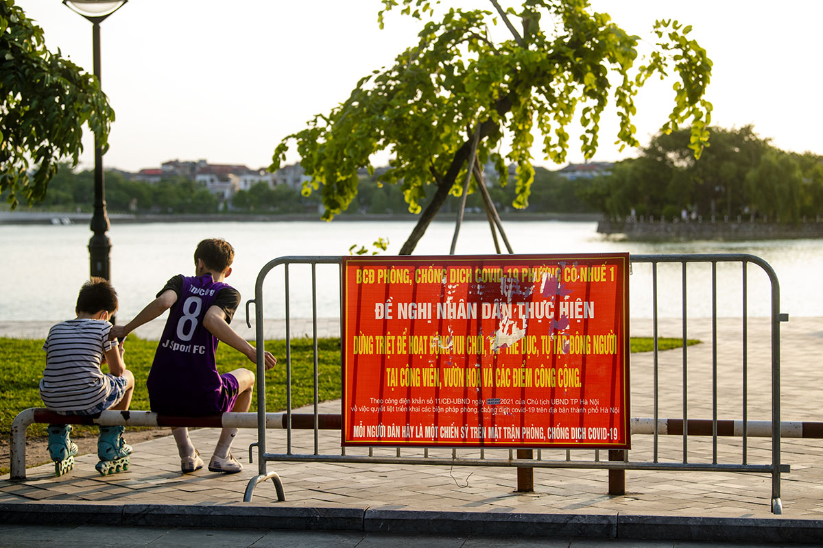 Mặc dù công viên hồ An Bình TP Giao Lưu đã có biển cấm tụ tập, nhưng vì không có lực lượng chức năng tại đây, nên rất nhiều người dân sống xung quanh đây vẫn tụ tập để tập thể dục