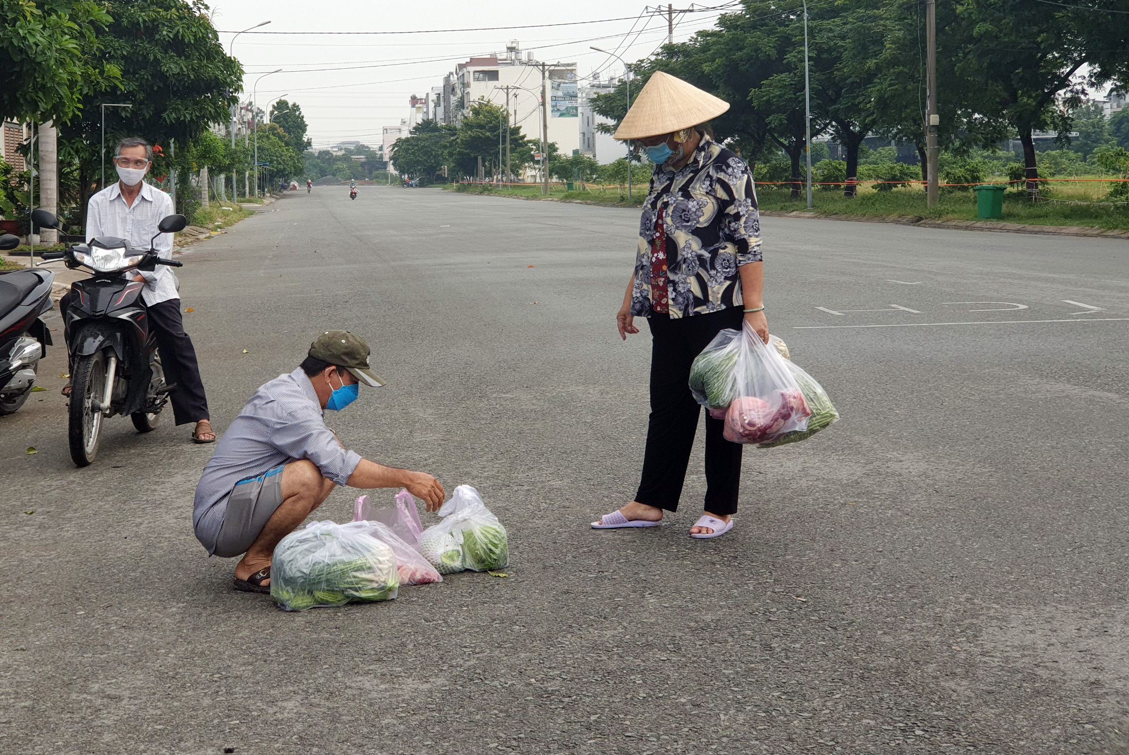 Một tuần trước, Sở Công thương TP.HCM khẳng định nguồn thực phẩm dự trữ lên tới 120.000 tấn, tăng gấp ba thông thường, đáp ứng đủ nhu cầu cho người dân. TP.HCM đã trải qua 37 ngày giãn cách xã hội theo Chỉ thị 15 và đang ở ngày thứ năm áp dụng Chỉ thị 16 kéo dài 15 ngày. Trong đợt dịch thứ 4 bắt đầu từ ngày 27/4 đến nay, TP.HCM đã có tổng cộng 18.802 ca nhiễm COVID-19.