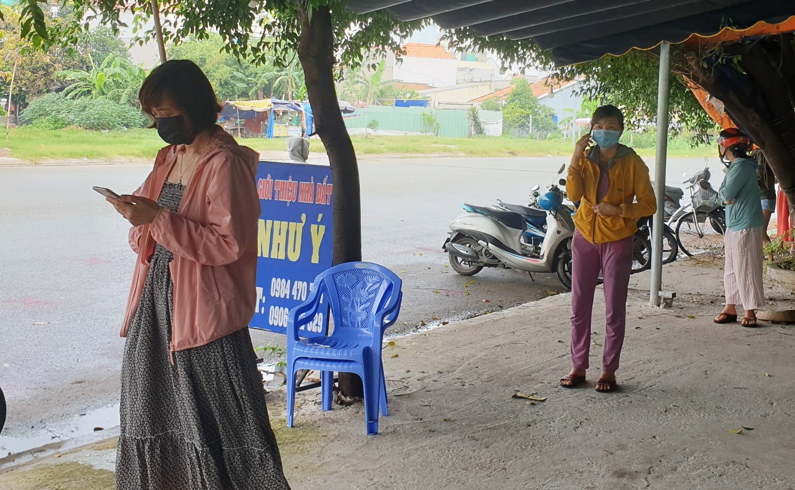 “Tôi đã đặt hàng online ở siêu thị nhưng 3 ngày nay vẫn chưa nhận được, đến trực tiếp ở siêu thị thì người quá đông lo sợ dịch bệnh nên tôi ra điểm bán hàng bình ổn này mua trước đã, chủ yếu là thịt heo, gạo, mì, đồ khô ăn dần thôi”, bà Lê Thị Giang nói.