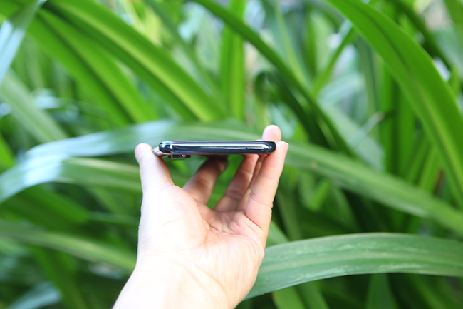 Với độ dày 7,9mm và trọng lượng 170g, OnePlus Nord CE 5G là thiết bị mỏng nhẹ nhất của hãng kể từ OnePlus 6T.
