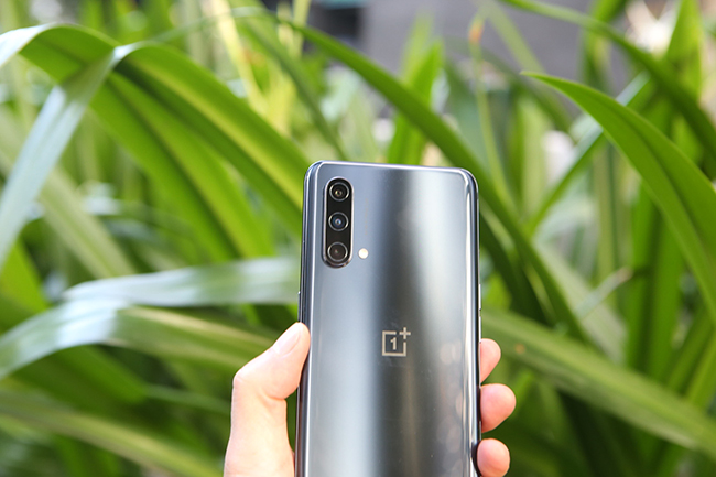 OnePlus Nord CE 5G có 3 camera sau: Camera chính 64MP (khẩu độ lớn f/1.79) hỗ trợ lấy nét theo pha,&nbsp;camera góc siêu rộng 119 độ đạt độ phân giải 8MP&nbsp;cùng khẩu độ f/2.3, và camera độ sâu 2MP.
