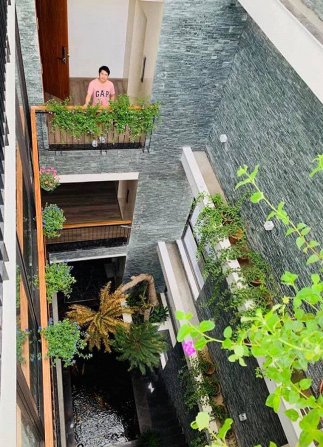 Trọng Tấn tích góp trong nhiều năm ca hát để hoàn thiện căn nhà vườn ngập tràn cây xanh ở trung tâm thủ đô Hà Nội nơi gia đình anh sinh sống.
