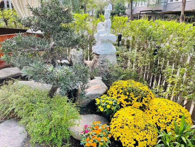 Là một người tu tập theo Phật pháp nên Nhật Kim Anh bố trí một không gian riêng ngoài sân vườn để đọc kinh Phật.
