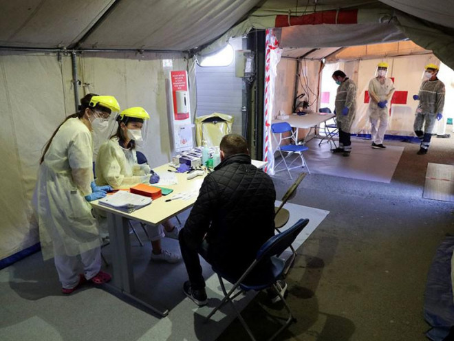 Nhân viên y tế Bỉ tại một điểm xét nghiệm COVID-19 ở BV Erasme, thủ đô Brussels hồi tháng 2.&nbsp;Ảnh: REUTERS