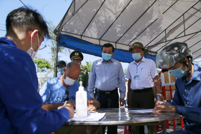 Ông Phan Việt Cường, Bí thư Tỉnh ủy Quảng Nam (giữa), kiểm tra công tác phòng chống dịch tại các chốt kiểm soát trên địa bàn tỉnh