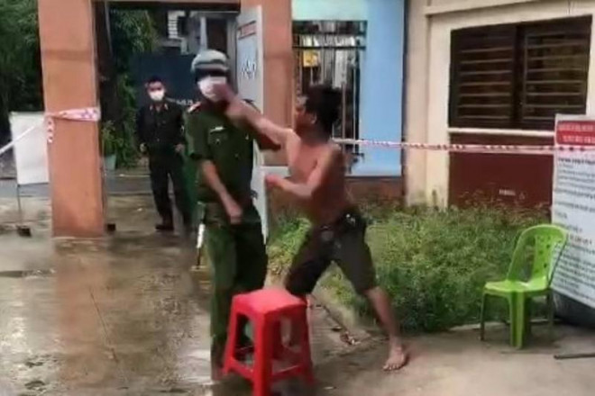 Hiệp tấn công phó trưởng công an phường Tân Phước Khánh. Ảnh: Cắt từ clip