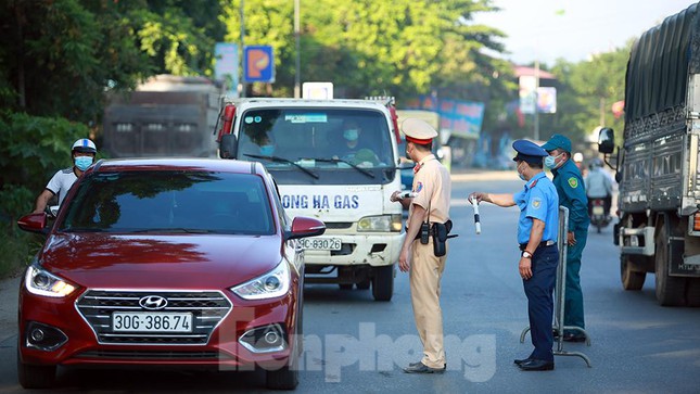 Lượng phương tiện qua lại không quá lớn nên hầu hết các phương tiện đều được yêu cầu dừng lại để kiểm tra thân nhiệt.