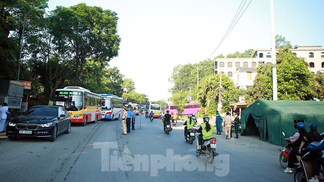 Theo Công an Hà Nội, 22 chốt trực sẽ được đặt tại các cửa ngõ lớn ra vào Thủ đô. Thời gian hoạt động của các chốt này sẽ diễn ra 24/24, chia làm 4 ca/ngày.