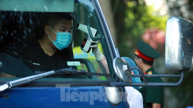 Một số người có nhiệt độ cao bất thường. Sau nhiều lần kiểm tra thân nhiệt vẫn không giảm, lực lượng chức năng đã tổ chức test nhanh COVID-19 tại chỗ đối với những trường hợp này.