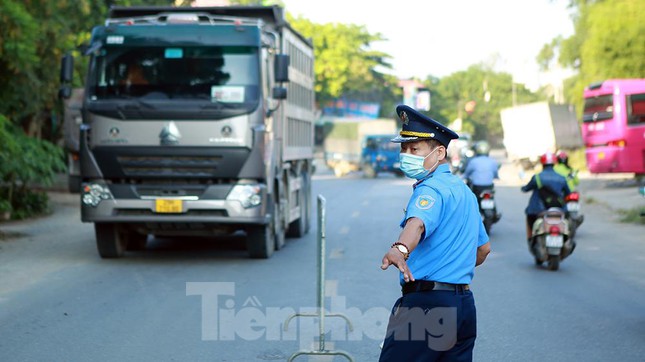 Đại tá Trần Ngọc Dương, Phó Giám đốc Công an thành phố Hà Nội, khẳng định, trong điều kiện thời tiết nắng nóng và tiềm ẩn mưa giông như hiện nay, các lực lượng làm nhiệm vụ tại 22 chốt trực phòng, chống dịch vừa được triển khai sẵn sàng vượt qua mọi khó khăn bám sát vị trí hoàn thành nhiệm vụ được giao.