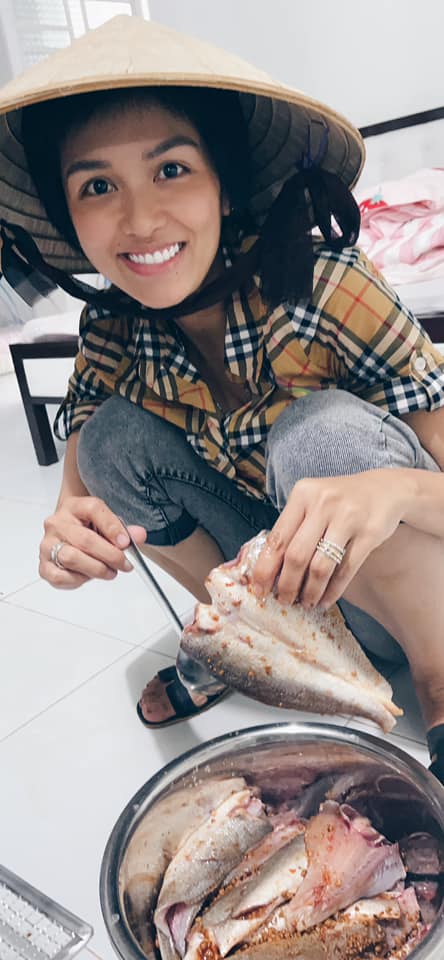 Hoa hậu Oanh Yến về quê làm nông dân chính hiệu