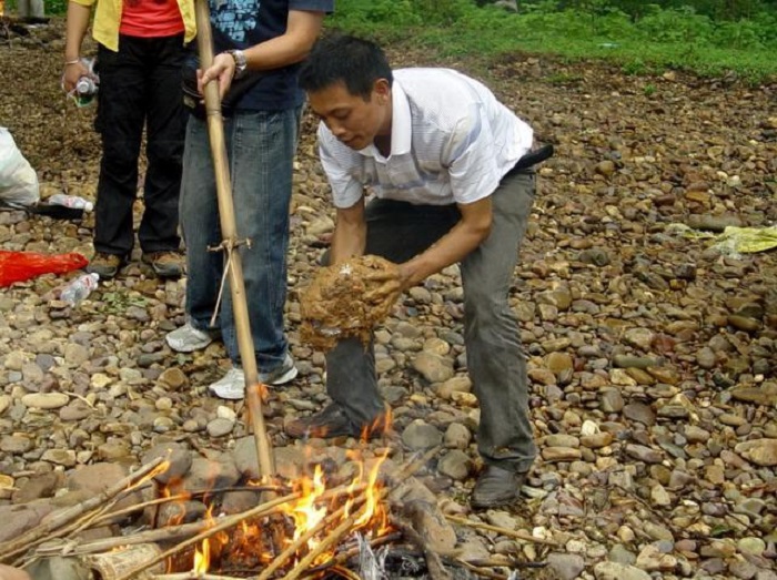 Nướng gà ăn mày theo kiểu truyền thống (Ảnh: Caipu)