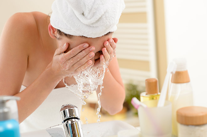 Làm sạch da thường xuyên là bước quan trọng giúp ngăn ngừa mụn.