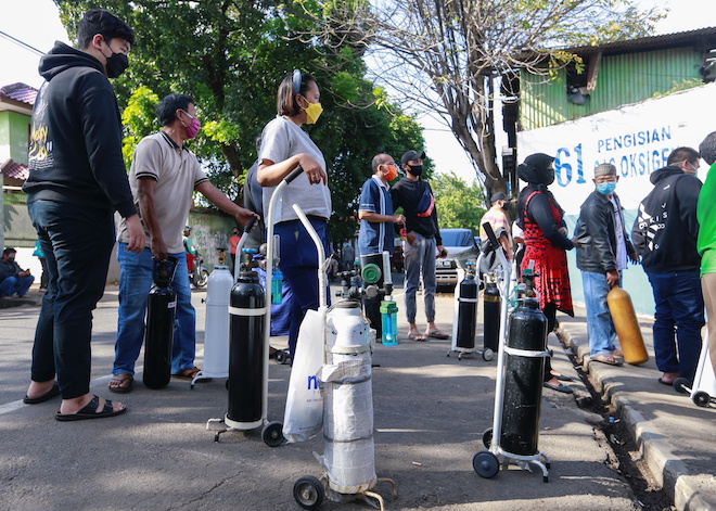 Người dân Indonesia xếp hàng chờ đến lượt&nbsp;nạp bình oxy.