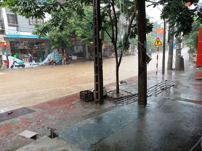&nbsp;Sáng nay (15/7), mưa lớn kéo dài nhiều giờ đồng hồ đã khiến nhiều nơi ở Lào Cai xảy ra tình trạng ngập úng. Ảnh Laocaionline.