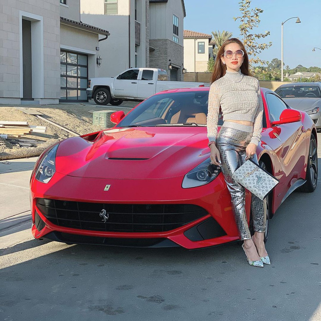 Ngoài ra, cô còn sở hữu một chiếc siêu xe&nbsp;Lamborghini màu đỏ khác.