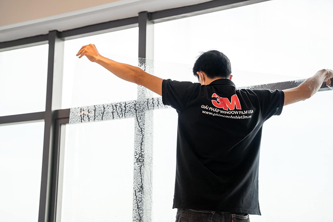 Dán phim cách nhiệt 3M là một trong những giải pháp được giới thiết kế khuyên dùng để giảm thiểu sức nóng trực tiếp từ ánh nắng mặt trời qua kính
