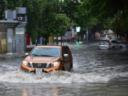 Tin tức trong ngày - Ô tô chết máy, trôi bồng bềnh trên đường ngập ở Sài Gòn sau mưa lớn