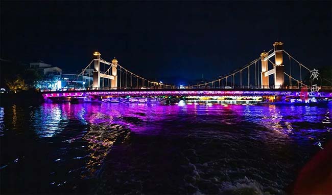 Cầu Lize nằm trên hồ Guihu. Vì toàn thân cầu có màu đỏ nên còn được gọi là cầu Đỏ. Nó dựa trên thiết kế của cầu Cổng Vàng ở San Francisco, Mỹ. Đây là cây cầu treo linh hoạt tự neo đầu tiên ở Trung Quốc, những sợi cáp thép khổng lồ của cầu kéo rất ngoạn mục. Do ánh đèn nên ban đêm bạn sẽ thấy cầu Đỏ không có màu đỏ, nhưng có cảm giác rất kỳ quái.

