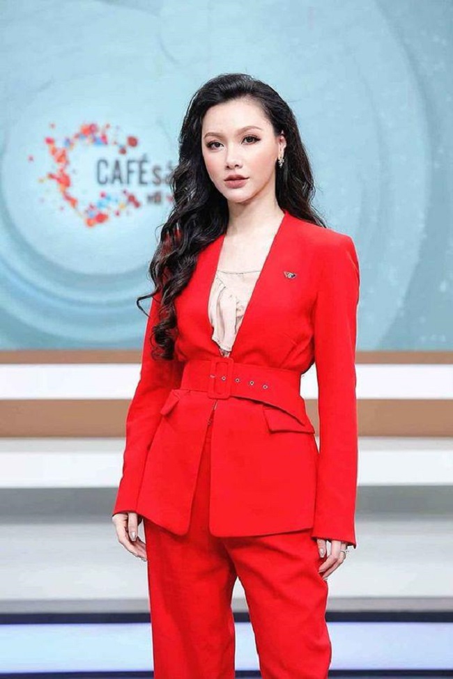 Là MC nổi tiếng xinh đẹp của VTV, Minh Hà có gu thời trang sành điệu, hút mắt. Mỗi lần lên sóng, cô đều nhận được lời khen ngợi bởi diện mạo chỉn chu. 
