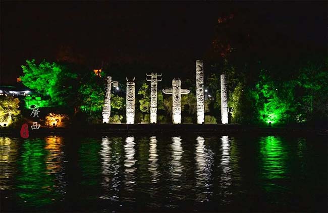 Khi đèn lồng được thắp sáng, khung cảnh sông nước ở Quế Lâm trở nên mơ hồ tuyệt đẹp. Khu vực tham quan ban đêm được gọi là “2 sông” và “4 hồ”.
