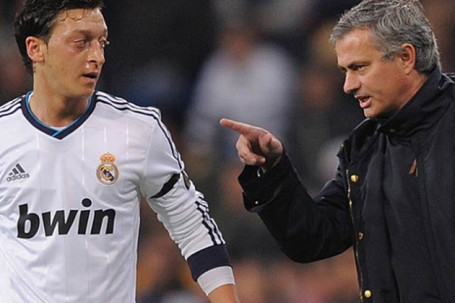 “Ông trùm” Real Madrid lại lộ phát ngôn sốc, Ozil - Mourinho "dính đòn"