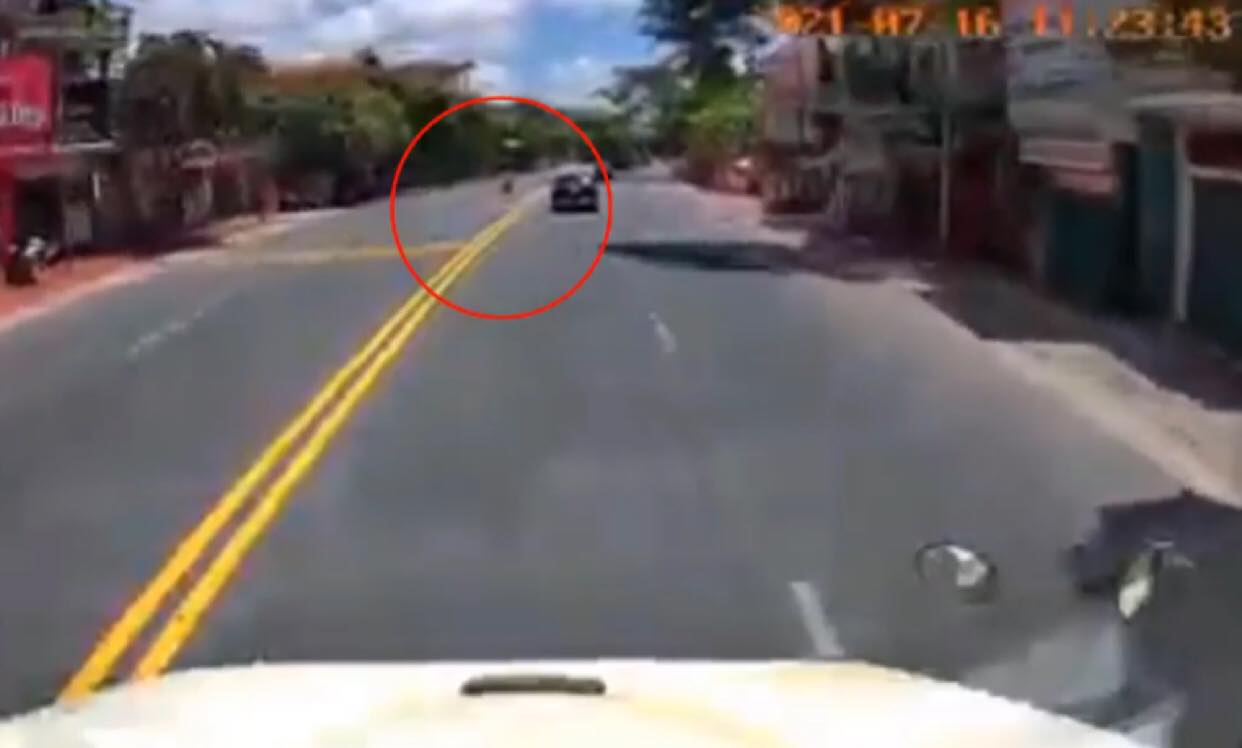 Lài xế xe máy sang đường cực kỳ nguy hiểm.
