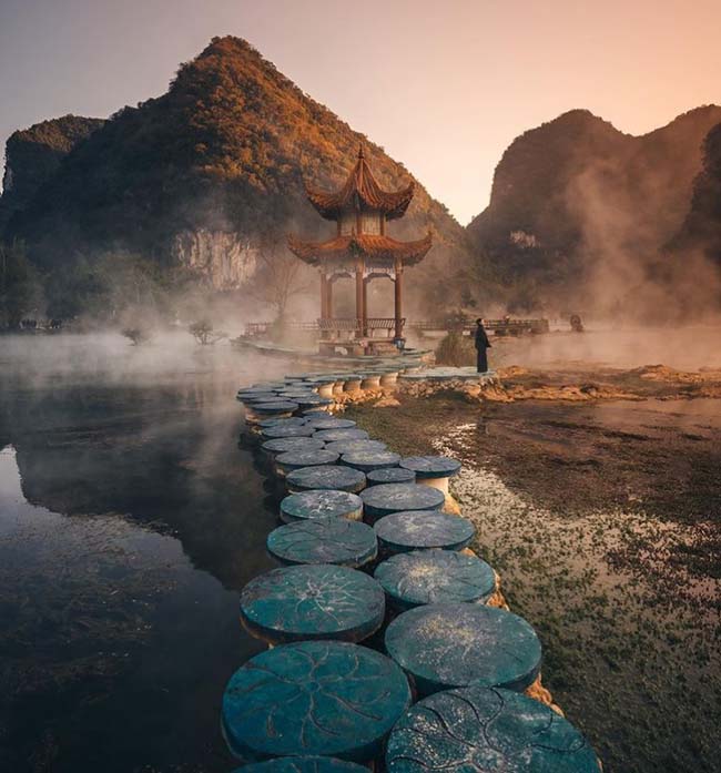Hơi nước bốc lên vào buổi sáng mùa đông giữa một hồ tĩnh lặng tạo nên bức tranh cổ tích ở Trung Quốc.

