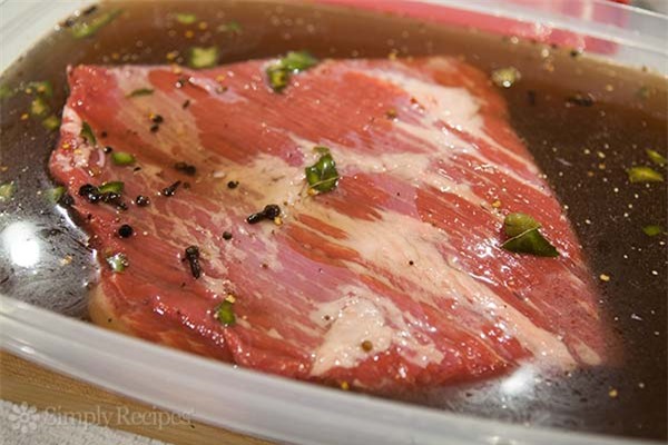 Ngâm thịt vào dung dịch nước muối được pha với tỉ lệ thích hợp sẽ giúp thịt nướng hay rán đều mềm thơm
