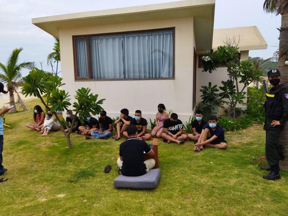 Lực lượng chức năng canh giữ các đối tượng chơi ma túy tại Vunam Eco Resort để chờ làm việc. Ảnh A.Đ.