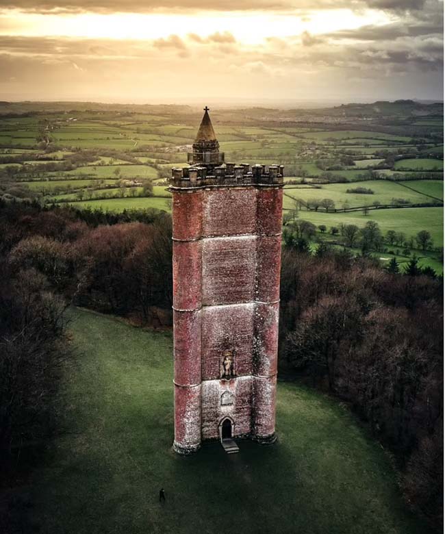 Bức ảnh đầy mê hoặc này từng là nơi ở của vua Alfred, Wiltshire, Vương quốc Anh. Bức tường của nhà nguyện này hướng lên trời, khiến người ta có cảm giác như nó kết nối với thiên đường.
