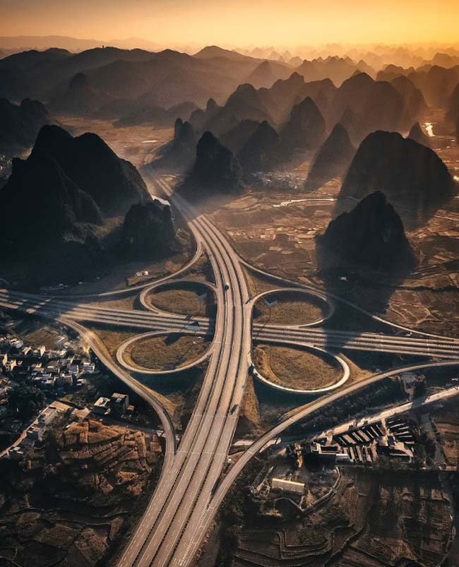 Giao lộ này ở Quảng Tây, Trung Quốc, là một trong những cây cầu cạn đẹp nhất thế giới. Khung ảnh chụp từ trên cao trong một buổi chiều tà của RK gây ấn tượng mạnh.
