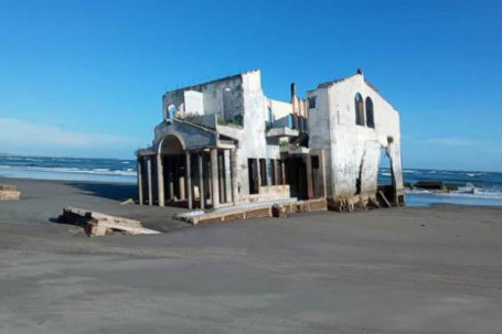 Tòa nhà bị bỏ hoang xuất hiện một cách bí ẩn trên bãi biển