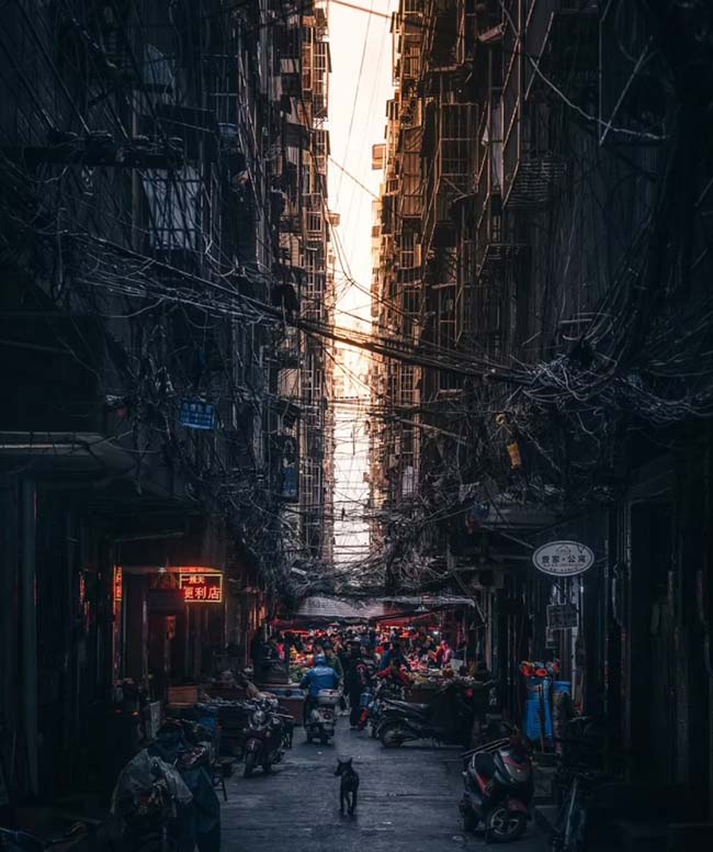 Một bức ảnh ở thành phố Nam Ninh, Trung Quốc. Bằng cách nào đó, người ta xây dựng những khu nhà gần sát nhau, chen chúc trong một phố thị sầm uất.
