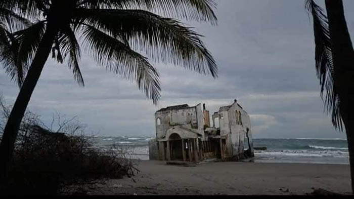 Tòa nhà bị bỏ hoang xuất hiện một cách bí ẩn trên bãi biển - 1