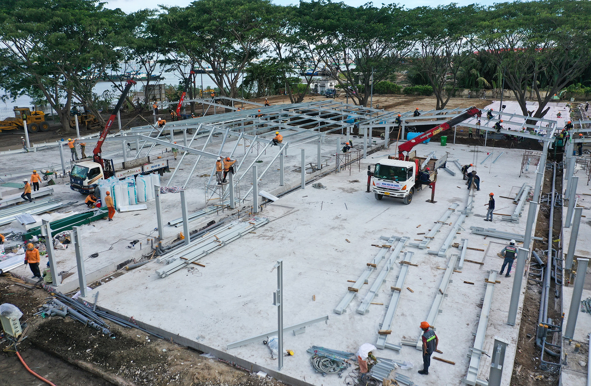 Hàng trăm công nhân đang ngày đêm thi công đẩy nhanh tiến độ.