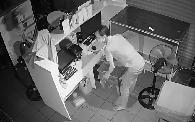 Vụ trộm đột nhập xảy ra vào thời gian giãn cách xã hội ở Gò Vấp, TP.HCM. Ảnh chụp từ clip camera