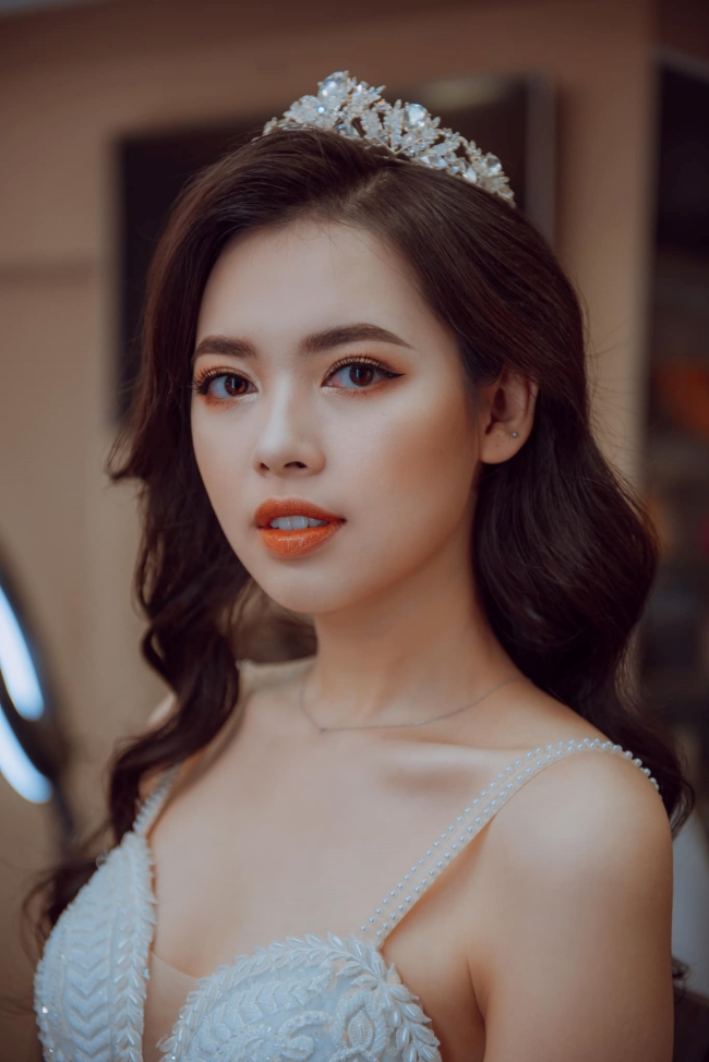 Bùi Thanh Hằng sinh năm 1993. Cô từng tham gia cuộc thi Hoa hậu Hoàn vũ Việt Nam năm 2017 và lọt top 5. 

