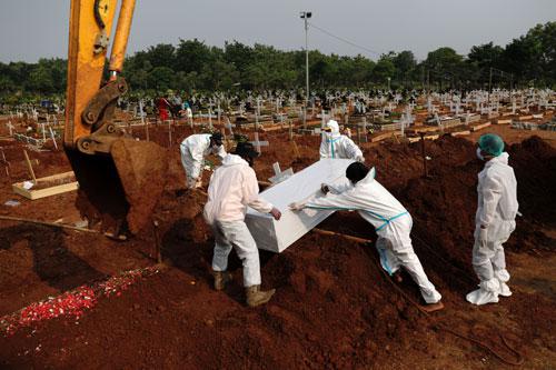 Nạn nhân Covid-19 được chôn cất ở ngoại ô thủ đô Jakarta - Indonesia hôm 15-7 Ảnh: REUTERS
