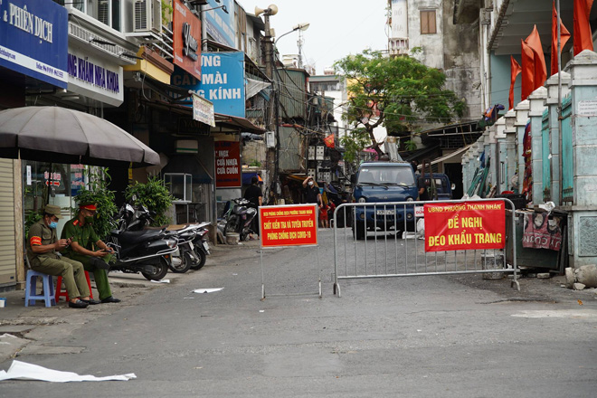 Lực lượng chức năng lập chốt chặn tại ngõ Trại Găng dẫn vào chợ tạm ở phường Thanh nhàn (Hai Bà Trưng, Hà Nội).