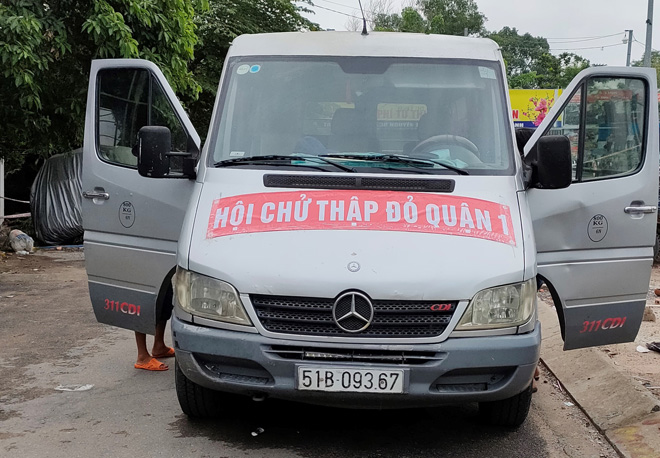 Nhiều xe gắn mác cứu trợ, từ thiện… vào TP.HCM để giao hàng “chui”