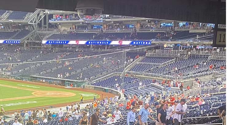 Các cổ động viên nhốn nháo rời SVĐ Washington Nationals Park ngay sau vụ nổ súng