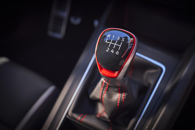 Ra mắt Volkswagen Golf GTI 2022, phả hơi nóng lên Mazda3 và Ford Focus - 6