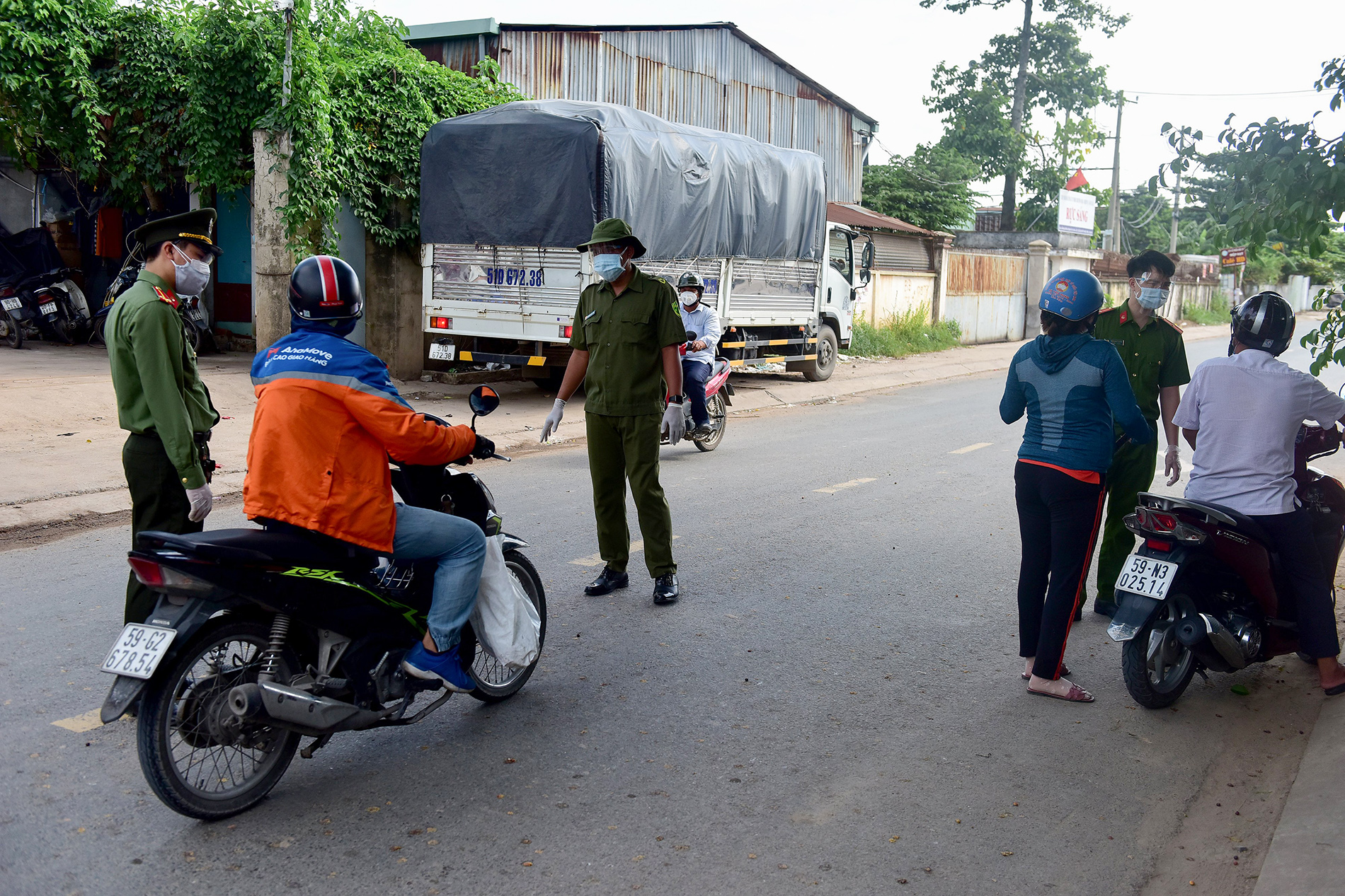 Khoảng 1 tuần nay, UBND huyện Hóc Môn, TP.HCM triển khai 12 tổ tuần tra lưu động, kết hợp test nhanh COVID-19 đối với người ra đường trong thời gian giãn cách xã hội theo Chỉ thị 16 nhằm kiểm soát dịch bệnh trên địa bàn huyện.