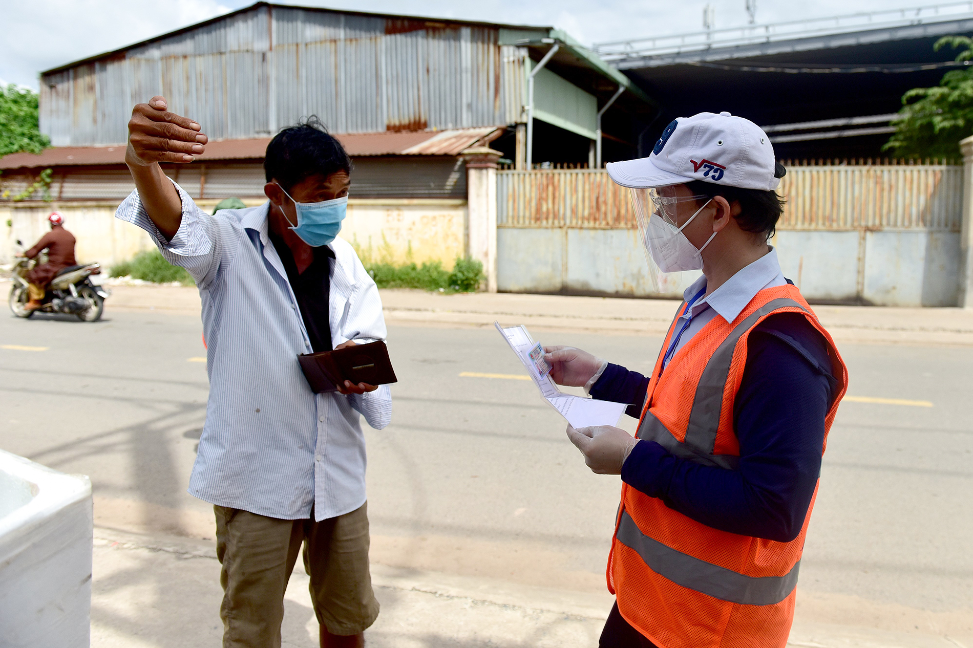 Sau đó họ được cán bộ hướng dẫn các bước để vào khu vực khai báo thông tin và test COVID-19. Một cán bộ tổ tuần tra cho biết, tổ công tác ở xã Xuân Thới Thượng sẽ luân phiên kiểm tra các tuyến đường chính của xã. Theo quy trình, tổ yêu cầu các xe đi qua chốt, dừng lại kiểm tra giấy tờ và lấy mẫu xét nghiệm nhanh.