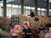 Kinh doanh - Toàn cầu “nín thở” khi kinh tế Trung Quốc ngày càng chậm lại