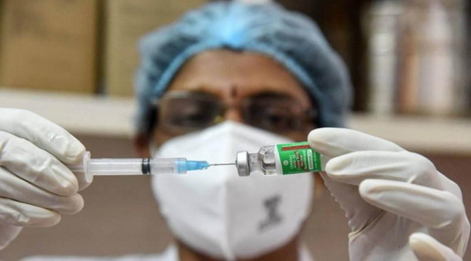 Một bác sĩ ở Ấn Độ chuẩn bị tiêm vaccine COVID-19. Ảnh: INDIAN EXPRESS