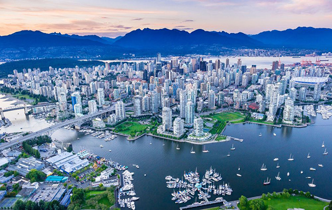 Vancouver, Canada: Với khung cảnh đầy chất thơ, Vancouver vô cùng nổi bật và có lẽ không thành phố nào ở Canada sánh kịp. 
