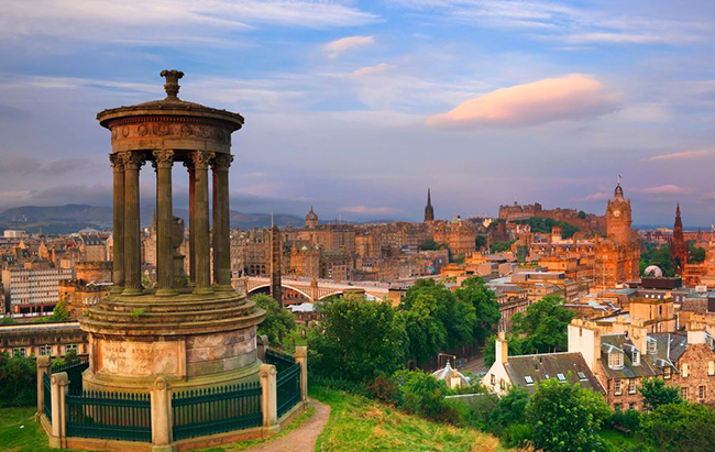 Edinburgh, Scotland: Thành phố này nổi tiếng với nhiều lễ hội tuyệt vời, nhưng Edinburgh còn có nhiều thứ để chiêm ngưỡng hơn, như phong cảnh thiên nhiên và các kiến trúc cổ. 

