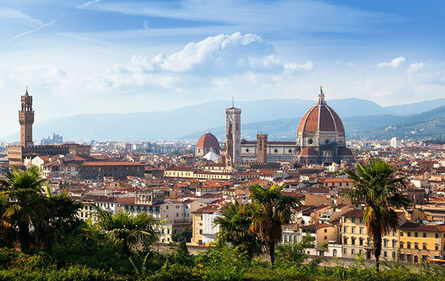 Florence, Ý: Đường chân trời của thành phố được che phủ bởi vô số mái vòm nhà thờ ấn tượng là điểm thu hút khiến Florence trở thành một trong những thành phố đẹp nhất trên thế giới. 
